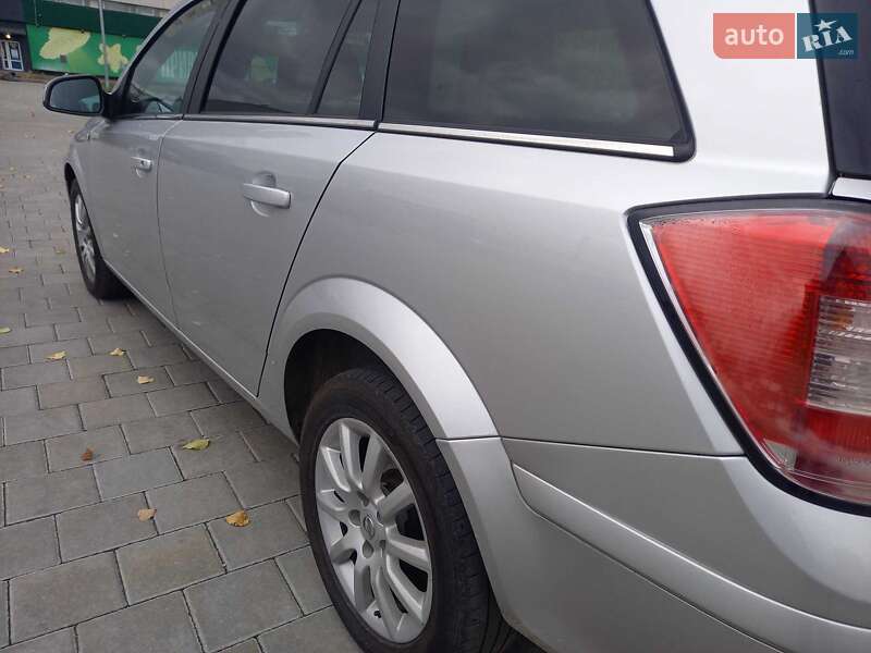 Универсал Opel Astra 2010 в Черкассах