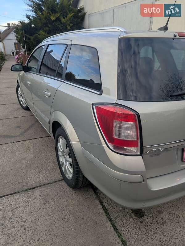 Універсал Opel Astra 2008 в Рівному