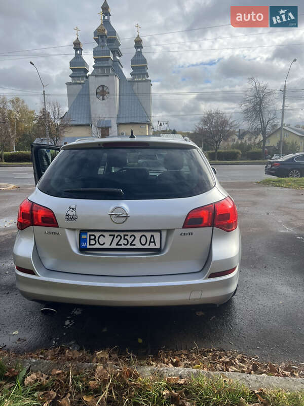 Универсал Opel Astra 2011 в Львове