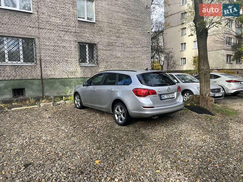 Универсал Opel Astra 2011 в Львове