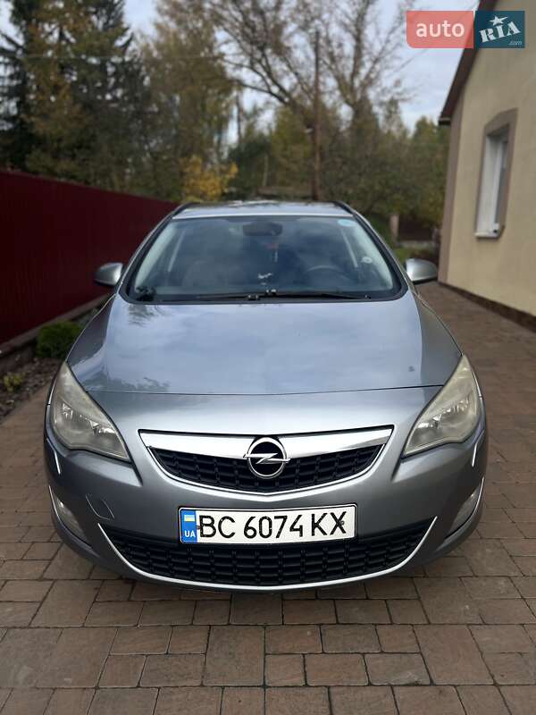 Універсал Opel Astra 2011 в Радехові