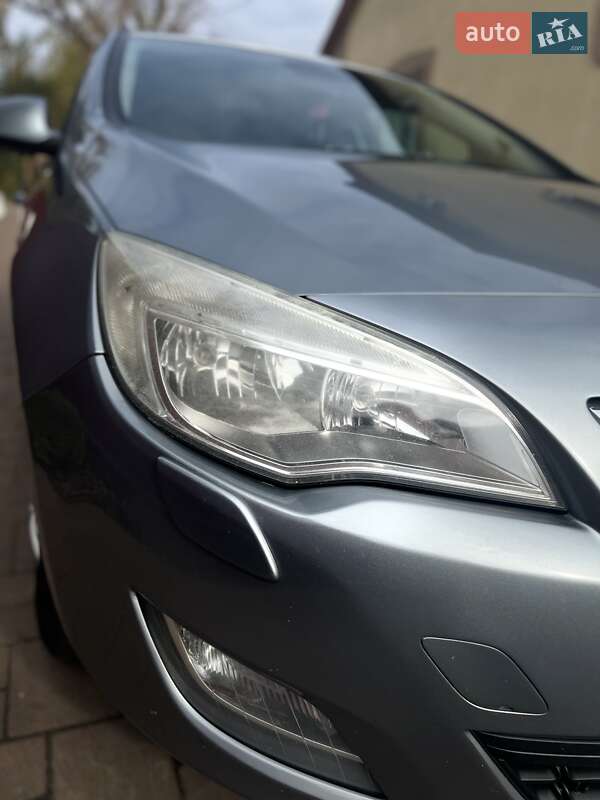 Універсал Opel Astra 2011 в Радехові