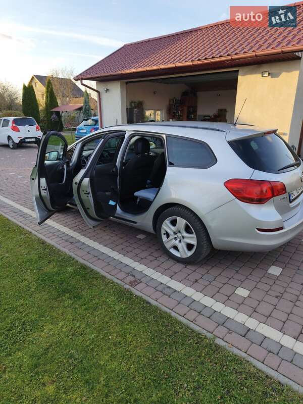 Универсал Opel Astra 2011 в Мостиске