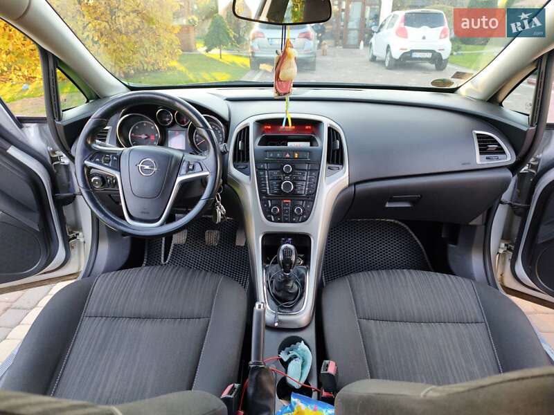 Универсал Opel Astra 2011 в Мостиске