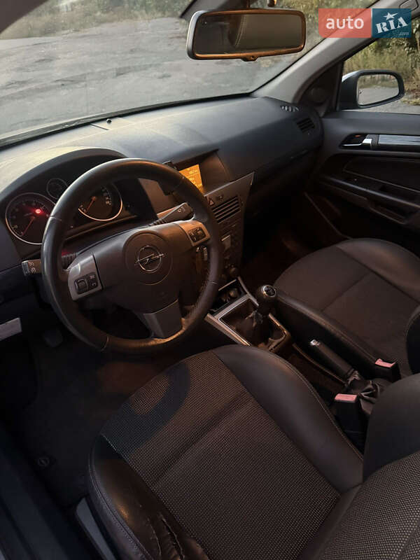 Универсал Opel Astra 2006 в Синельниково