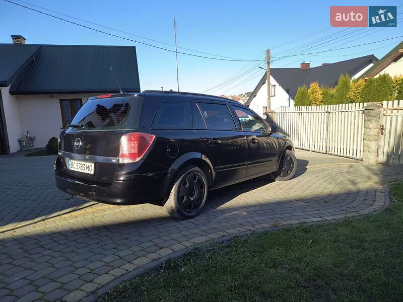 Универсал Opel Astra 2006 в Новояворовске