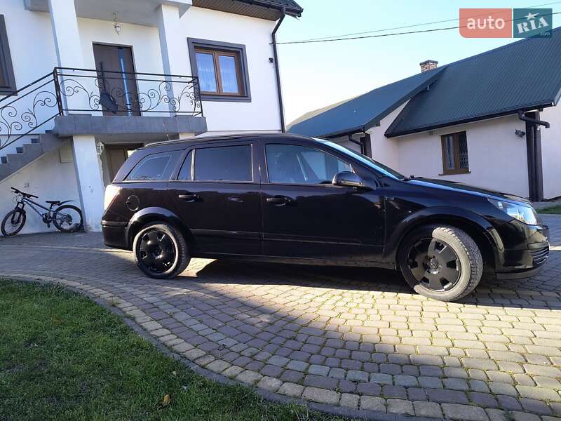 Универсал Opel Astra 2006 в Новояворовске