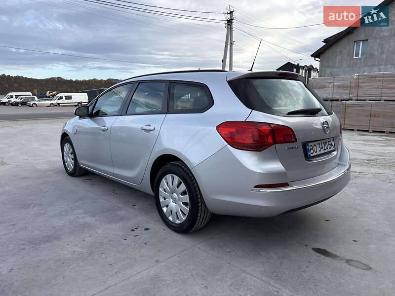 Універсал Opel Astra 2013 в Тернополі