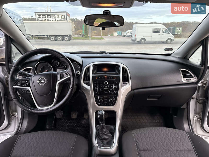 Універсал Opel Astra 2013 в Тернополі