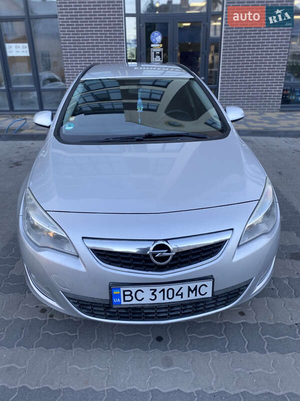Універсал Opel Astra 2012 в Жовкві