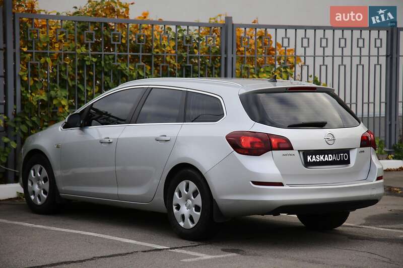 Універсал Opel Astra 2011 в Харкові