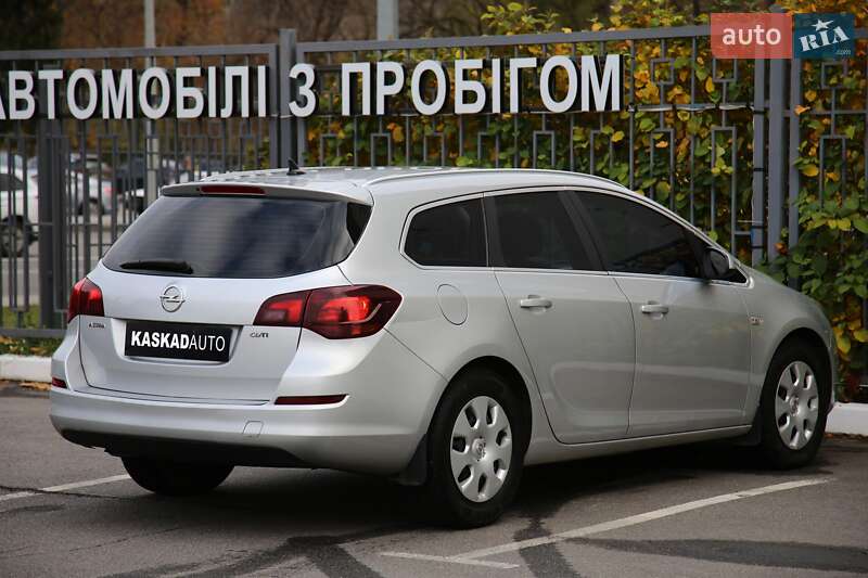 Універсал Opel Astra 2011 в Харкові