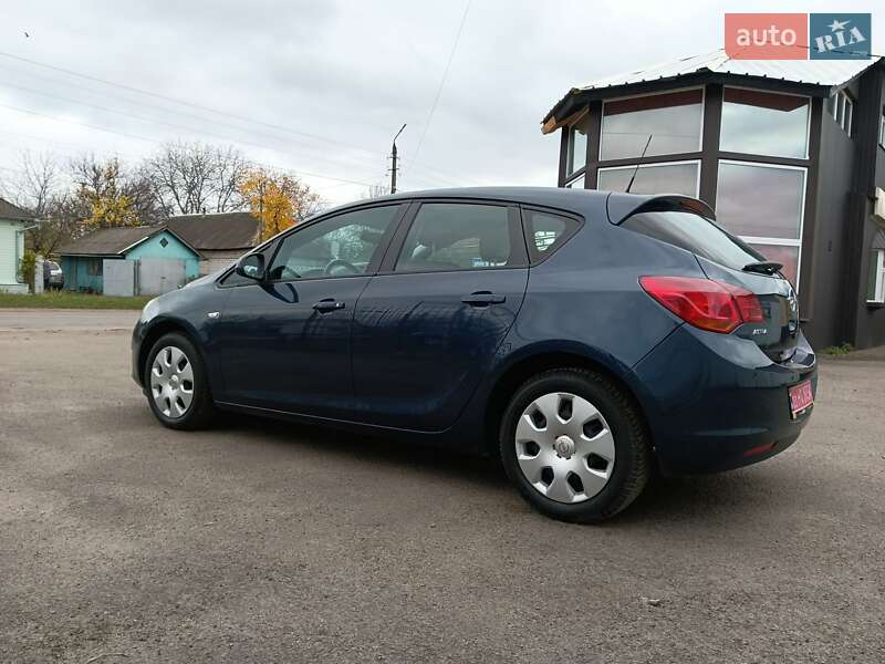 Хэтчбек Opel Astra 2011 в Прилуках