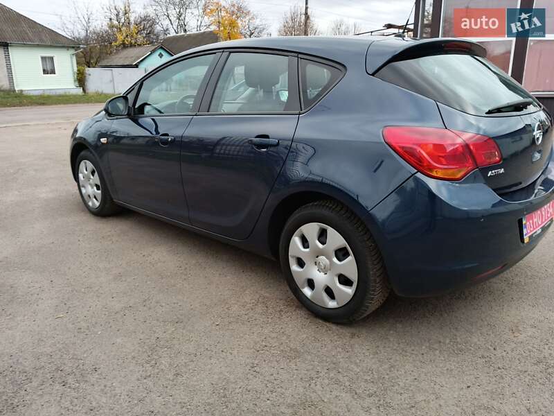 Хэтчбек Opel Astra 2011 в Прилуках