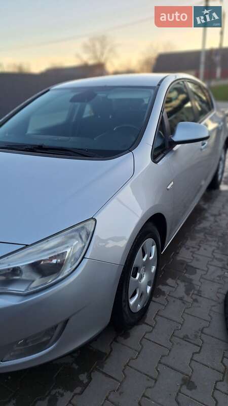 Хэтчбек Opel Astra 2011 в Ярмолинцах