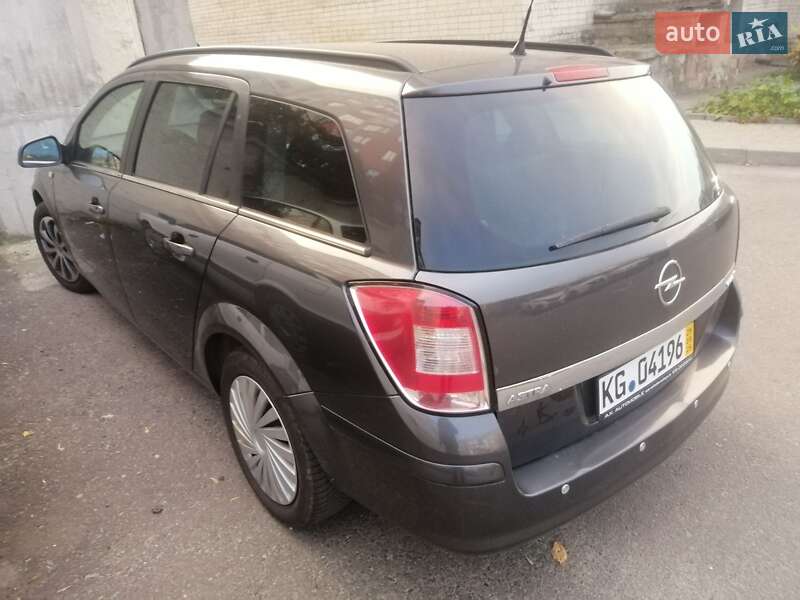 Універсал Opel Astra 2010 в Тернополі