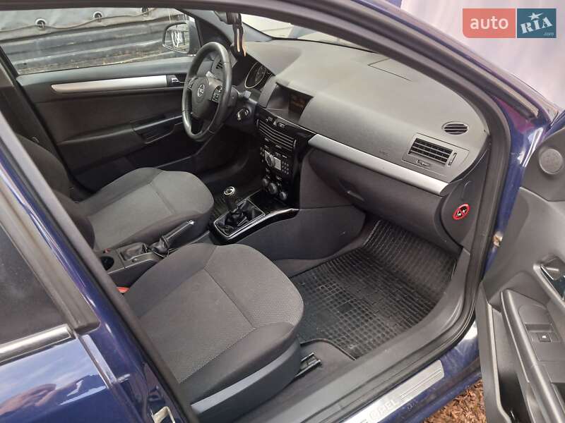 Універсал Opel Astra 2010 в Івано-Франківську