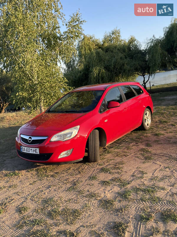 Универсал Opel Astra 2011 в Киеве