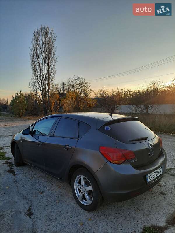 Хэтчбек Opel Astra 2011 в Лозовой