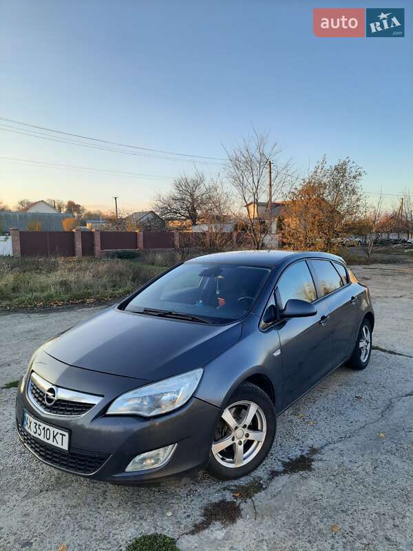 Хэтчбек Opel Astra 2011 в Лозовой