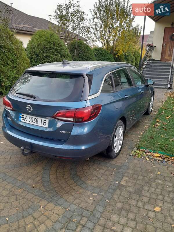 Універсал Opel Astra 2016 в Рівному