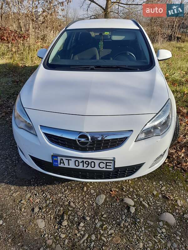 Универсал Opel Astra 2012 в Калуше