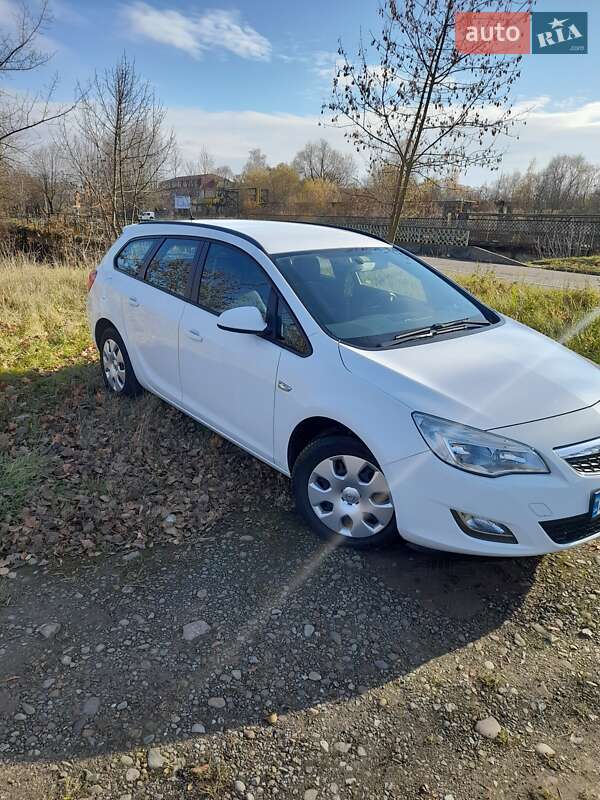 Универсал Opel Astra 2012 в Калуше