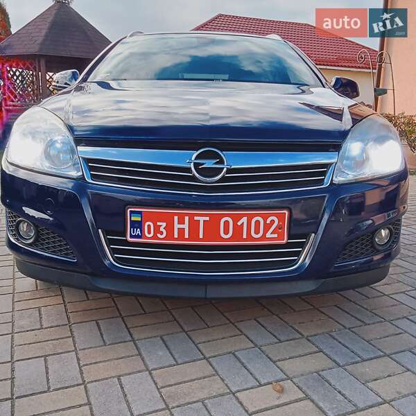 Універсал Opel Astra 2010 в Луцьку