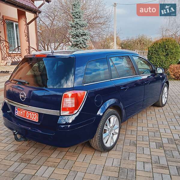 Універсал Opel Astra 2010 в Луцьку