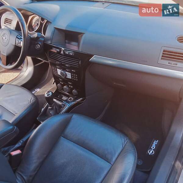 Універсал Opel Astra 2010 в Луцьку