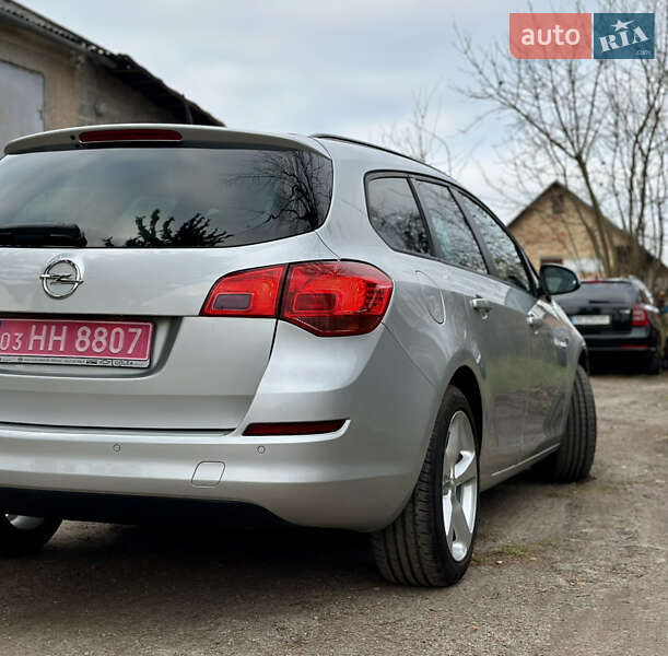 Универсал Opel Astra 2011 в Дубно