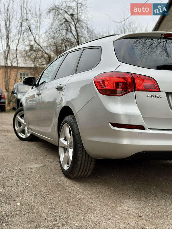 Универсал Opel Astra 2011 в Дубно