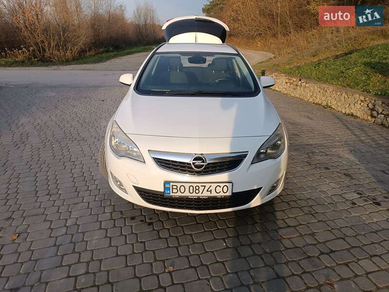 Універсал Opel Astra 2012 в Шумську