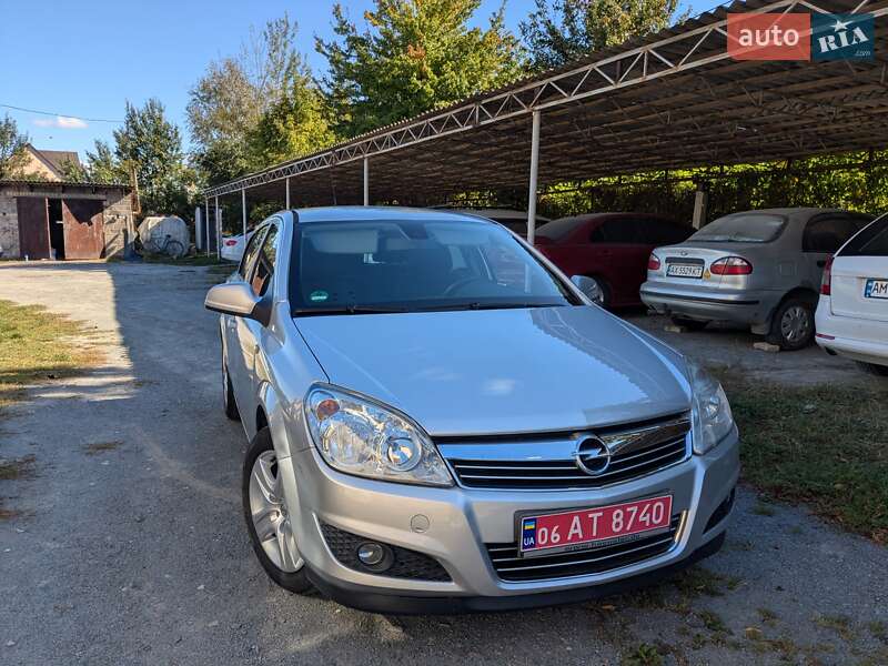 Хэтчбек Opel Astra 2009 в Звягеле