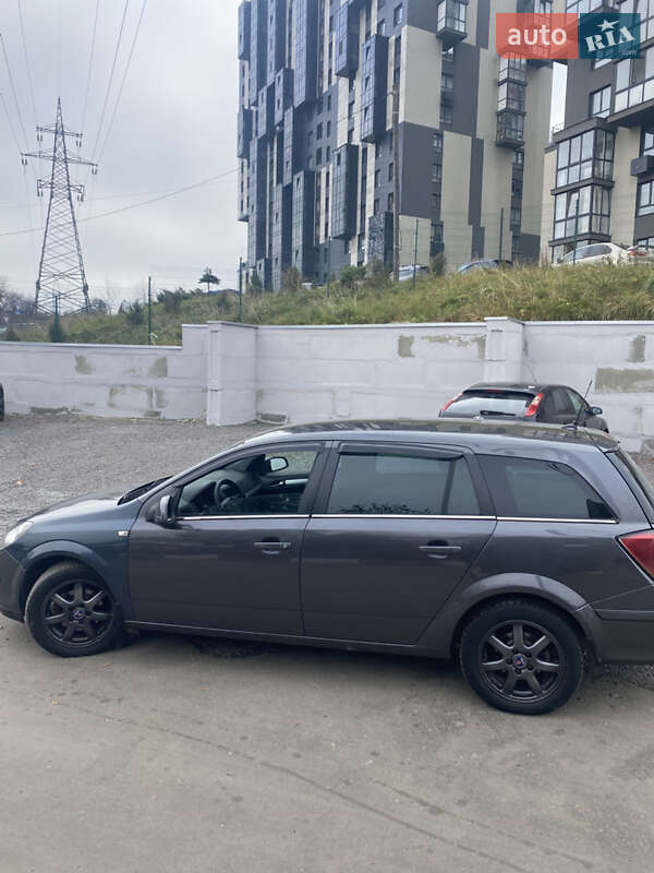 Універсал Opel Astra 2010 в Львові