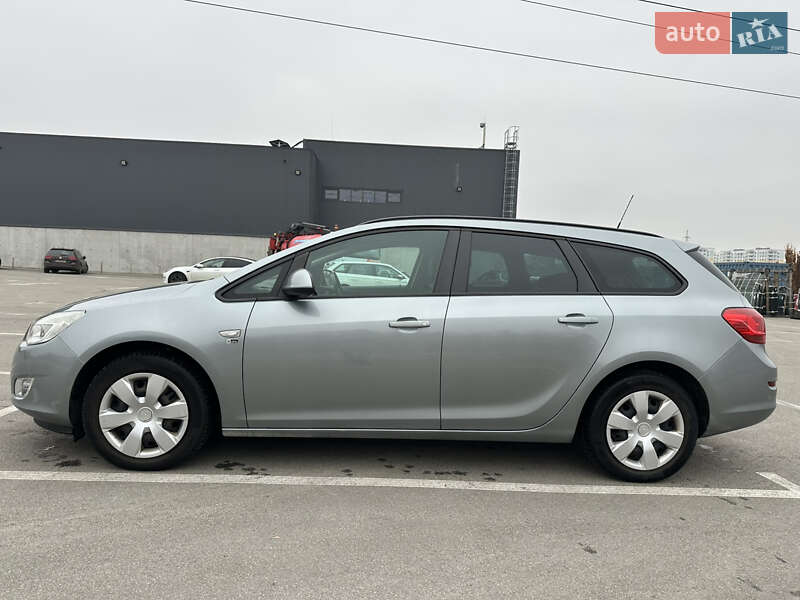 Універсал Opel Astra 2012 в Бучі