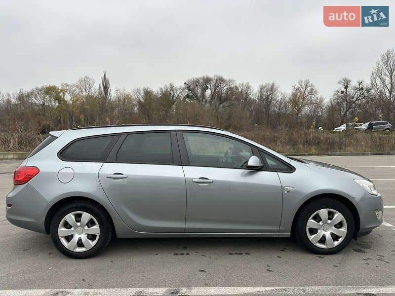 Універсал Opel Astra 2012 в Бучі