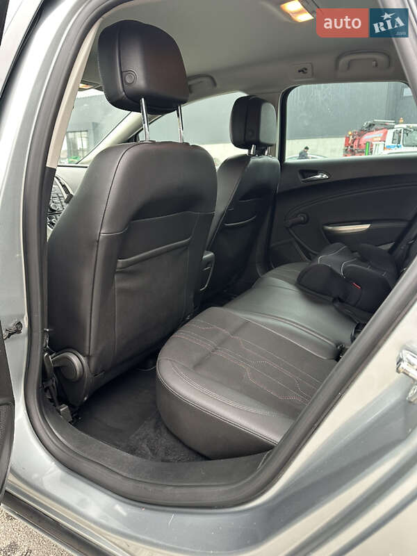 Універсал Opel Astra 2012 в Бучі