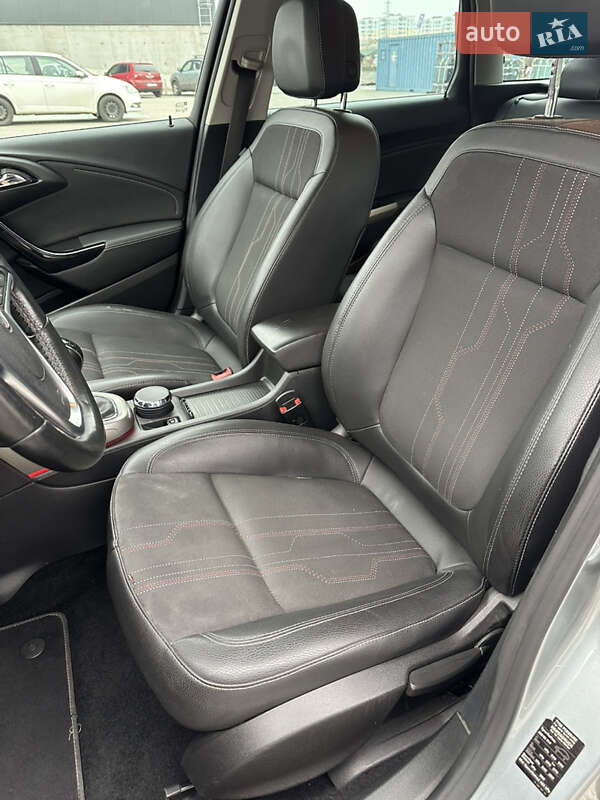 Універсал Opel Astra 2012 в Бучі