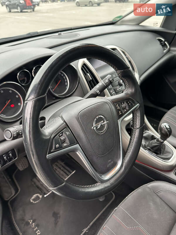 Універсал Opel Astra 2012 в Бучі