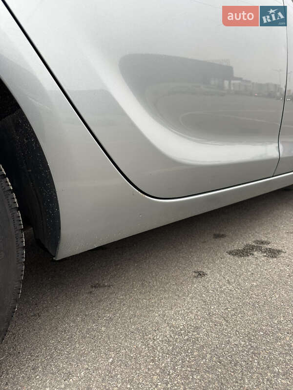 Універсал Opel Astra 2012 в Бучі