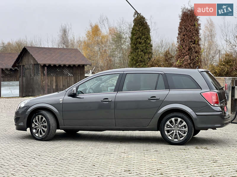 Універсал Opel Astra 2010 в Івано-Франківську