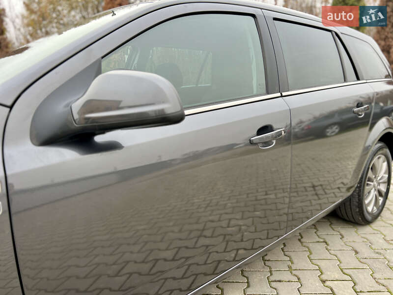 Універсал Opel Astra 2010 в Івано-Франківську