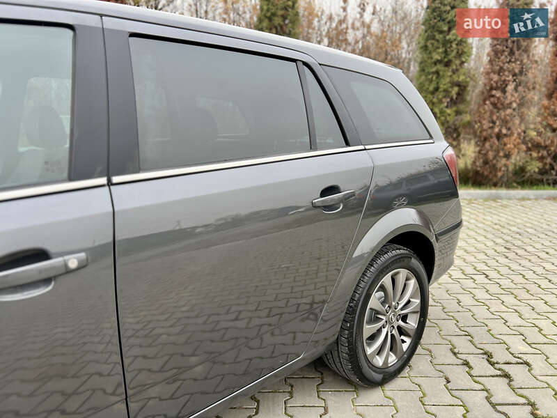 Універсал Opel Astra 2010 в Івано-Франківську