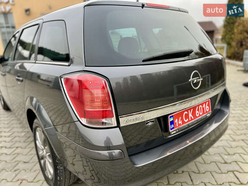 Універсал Opel Astra 2010 в Івано-Франківську