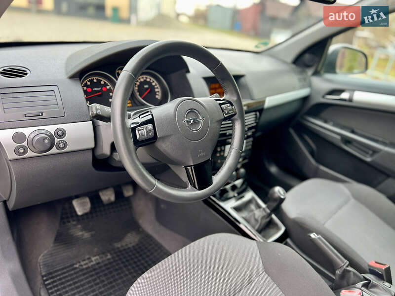 Універсал Opel Astra 2010 в Івано-Франківську