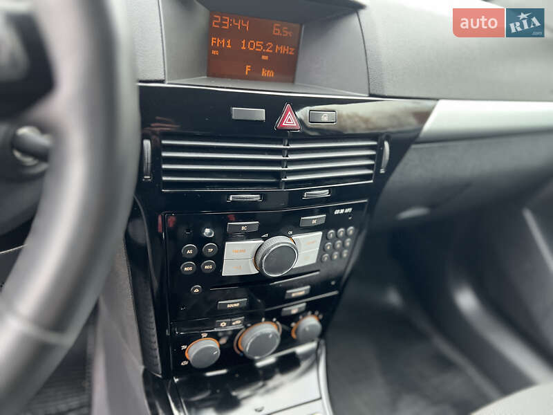 Універсал Opel Astra 2010 в Івано-Франківську