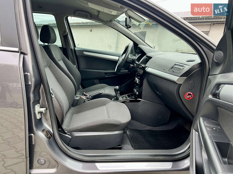 Універсал Opel Astra 2010 в Івано-Франківську