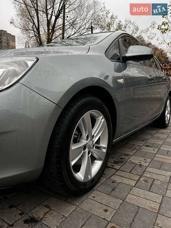 Універсал Opel Astra 2011 в Хмельницькому