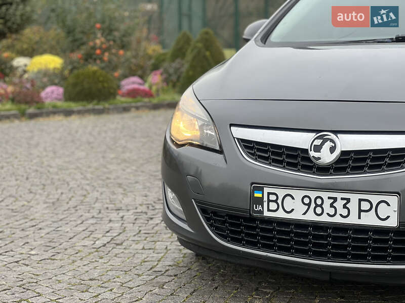Універсал Opel Astra 2011 в Жовкві